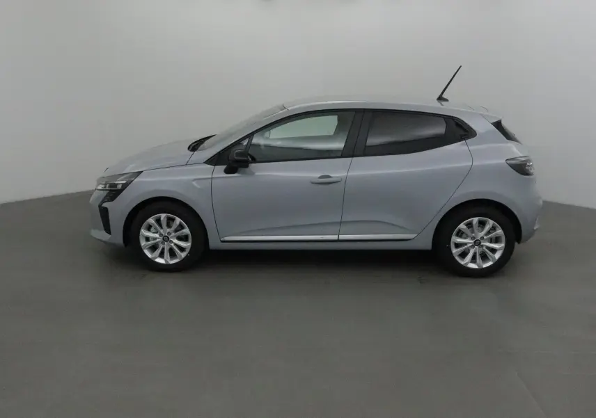Profil côté gauche de la Renault Clio V gris Rafale 2025 avec protections latérales chromées et jantes alliage 16 pouces.