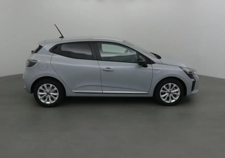 Profil droit d'une Renault Clio V gris Rafale 2025 avec jantes alliage et protections latérales chromées visibles.