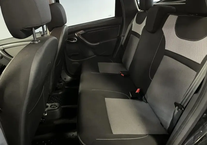 Vue intérieure côté droit de la banquette arrière noire et grise du Dacia Duster 2016 Lauréate.