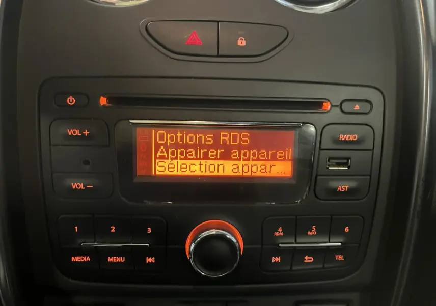 Console centrale du Dacia Duster 2016 en noir, affichant l'écran radio avec options d'appairage Bluetooth.