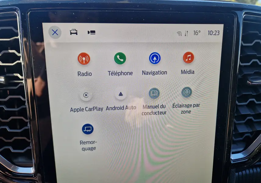 Écran tactile intérieur du Ford Ranger Wildtrak 2026 affichant les options radio, navigation et connectivité.