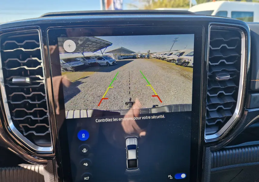 Écran central du Ford Ranger Wildtrak gris Iconic montrant la caméra de recul avec lignes de guidage colorées.