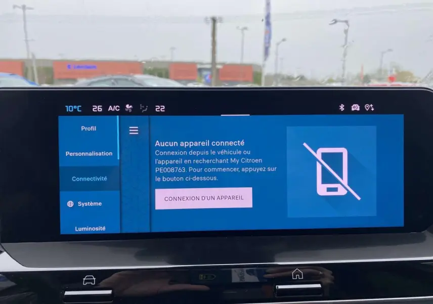 Écran tactile central de la Citroën C4 X rouge Elixir, affichant le menu de connexion My Citroën.