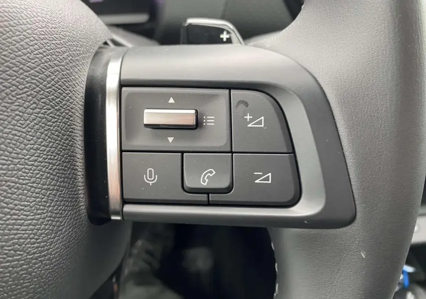 Gros plan sur les commandes multifonctions à gauche du volant du Citroën C4 X 2022, finition Shine+