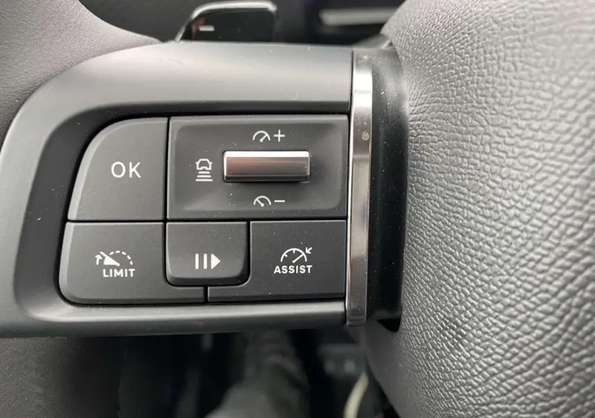 Gros plan sur les commandes de régulateur de vitesse au volant de la Citroën C4 X 2022.