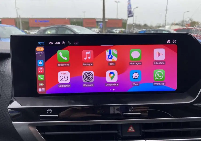 Écran tactile central du tableau de bord du Citroën C4 X 2022 affichant plusieurs applications connectées.