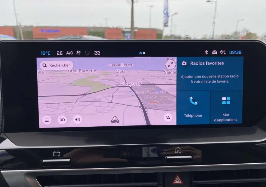 Écran tactile central du tableau de bord de la Citroën C4 X 2022 affichant la navigation et les options multimédias.