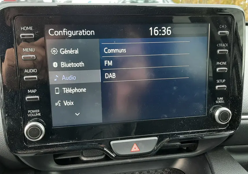 Écran tactile central de la Toyota Yaris 2023 affichant le menu audio avec options Bluetooth et téléphone.