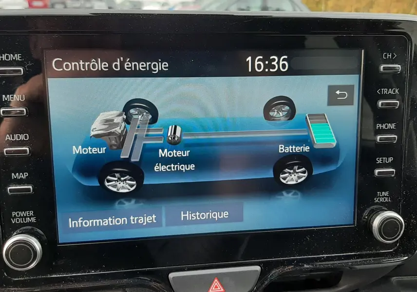 Écran central de la Toyota Yaris 1.5 Hybrid 116ch Design montrant le contrôle d'énergie avec moteur, moteur électrique et batterie.