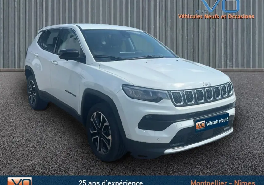 Vue 3/4 avant d’un Jeep Compass blanc 2024 avec jantes 17 pouces et détails noirs contrastants.