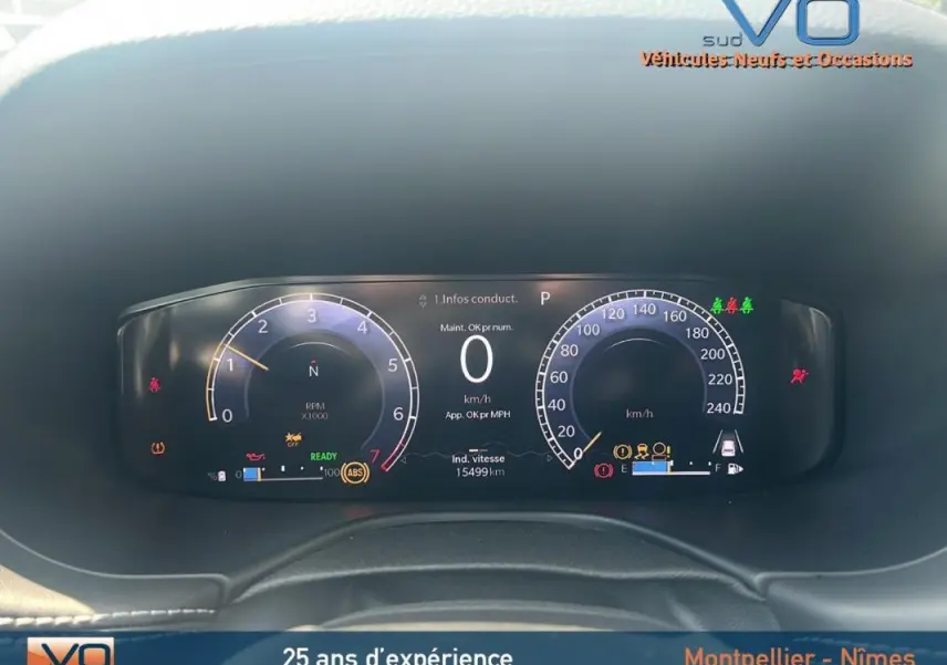 Tableau de bord numérique du Jeep Compass 2024 montrant compte-tours et vitesse, avec affichage des voyants allumés.