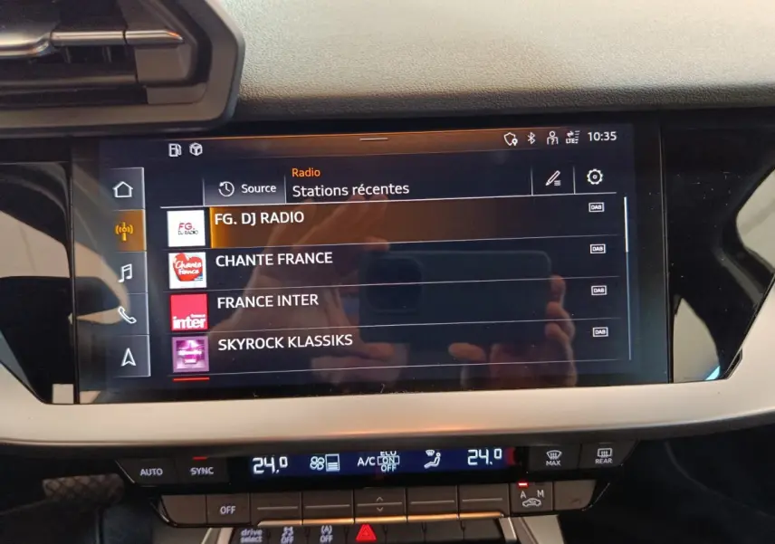 Écran tactile central affichant les stations radio dans l'habitacle noir d'une Audi A3 30 TFSI MHEV 2022.