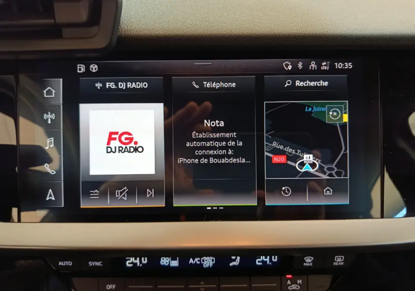 Écran tactile central de l'Audi A3 30 TFSI MHEV Business Line 2022 affichant radio, téléphone et navigation