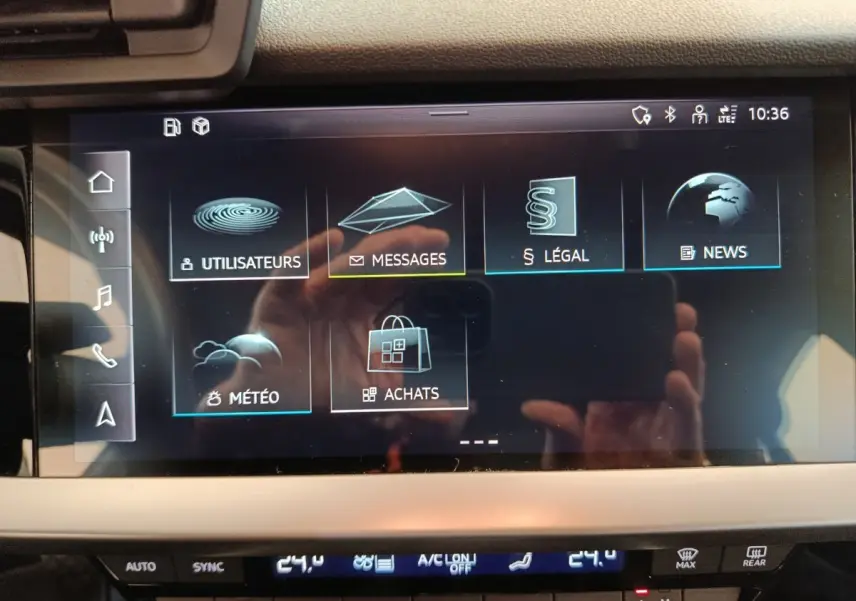 Écran tactile central affichant le menu multimédia dans l’habitacle de l’Audi A3 noir, vue frontale rapprochée.