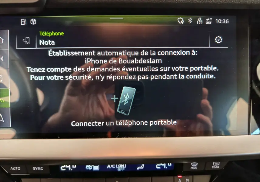 Écran tactile central affichant la connexion Bluetooth dans l'habitacle d'une Audi A3 noire de 2022.