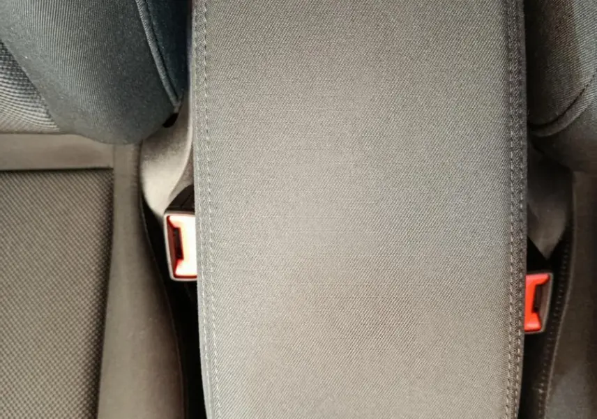 Accoudoir central tissu gris vu de dessus dans l'habitacle de l'Audi A3 30 TFSI MHEV Business Line noire.