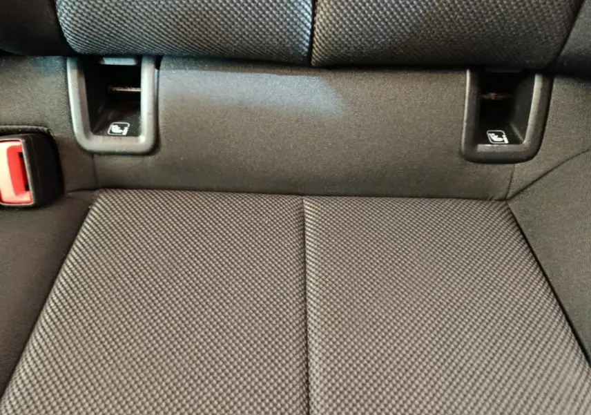 Gros plan sur l'assise arrière noire en tissu texturé de l'Audi A3 30 TFSI MHEV Business Line 2022.