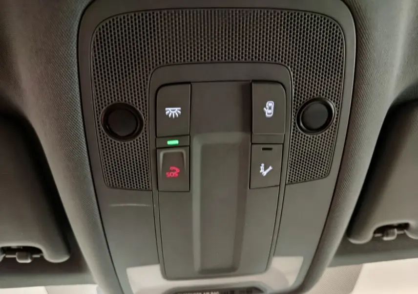 Panneau de commandes plafonnier noir de l'Audi A3 30 TFSI MHEV Business Line 2022 avec bouton SOS allumé.