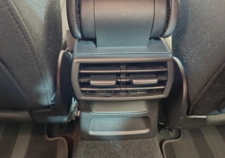 Buses d'aération arrière vues de face entre les sièges noirs de l'Audi A3 30 TFSI MHEV Business Line 2022.