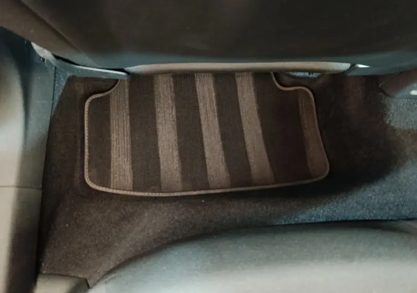 Vue rapprochée du tapis de sol arrière noir de l'Audi A3 30 TFSI MHEV Business Line 2022.