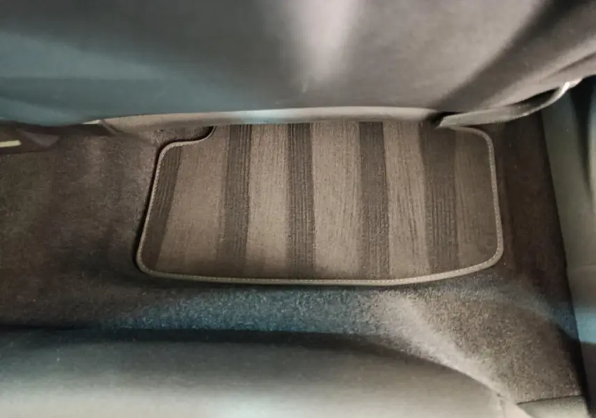 Tapis de sol noir à rayures sous le siège avant droit d'une Audi A3 30 TFSI MHEV S Tronic 2022.