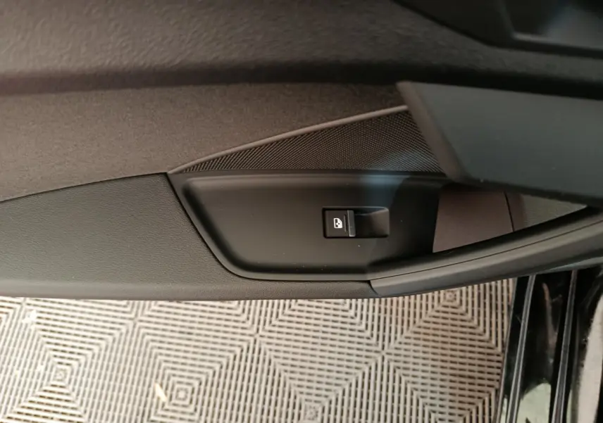 Détail de la commande de verrouillage de porte sur la portière côté gauche d'une Audi A3 noire 2022.