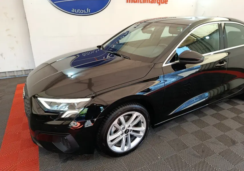 Audi A3 noir vue 3/4 avant droit, mettant en valeur ses phares LED et jantes alliage argentées.