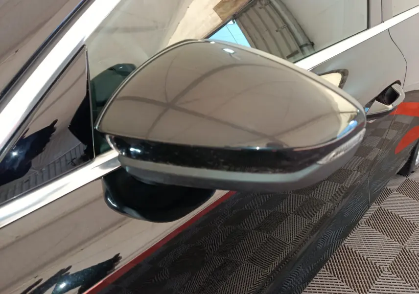 Rétroviseur côté gauche noir brillant d'une Audi A3 30 TFSI MHEV Business Line 2022 vue en gros plan