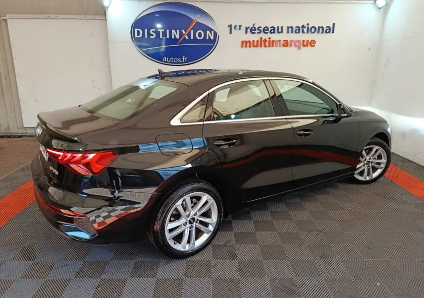 Audi A3 noire vue de trois quarts arrière droit, mettant en valeur ses feux LED et jantes alliage modernes.