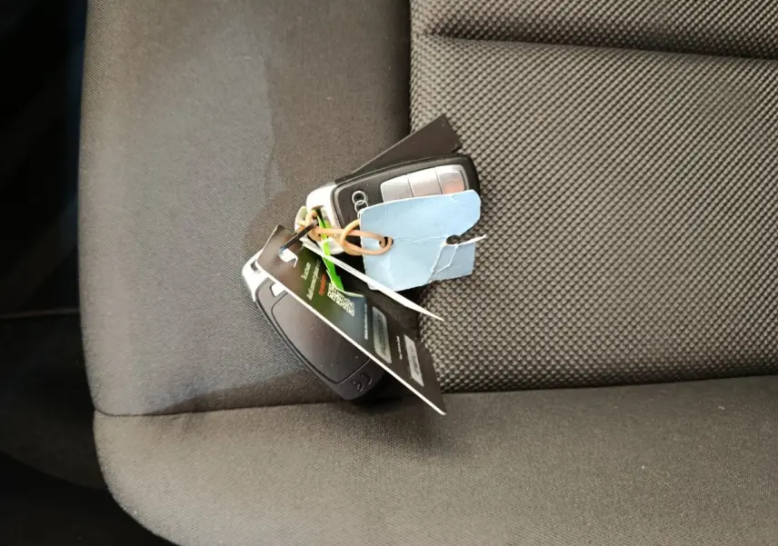 Clé Audi posée sur un siège tissu gris foncé à motifs, intérieur d'une Audi A3 Business Line 2022.