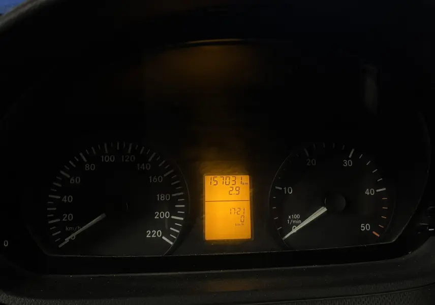 Tableau de bord du Mercedes Vito 2.8 113 CDI gris, vue rapprochée du compteur et du volant à droite.