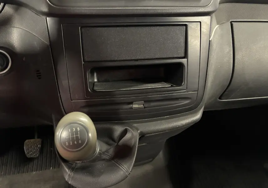 Gros plan sur la boîte manuelle grise et la console centrale noire du Mercedes Vito 2.8 113 CDI Fourgon Long de 2012.