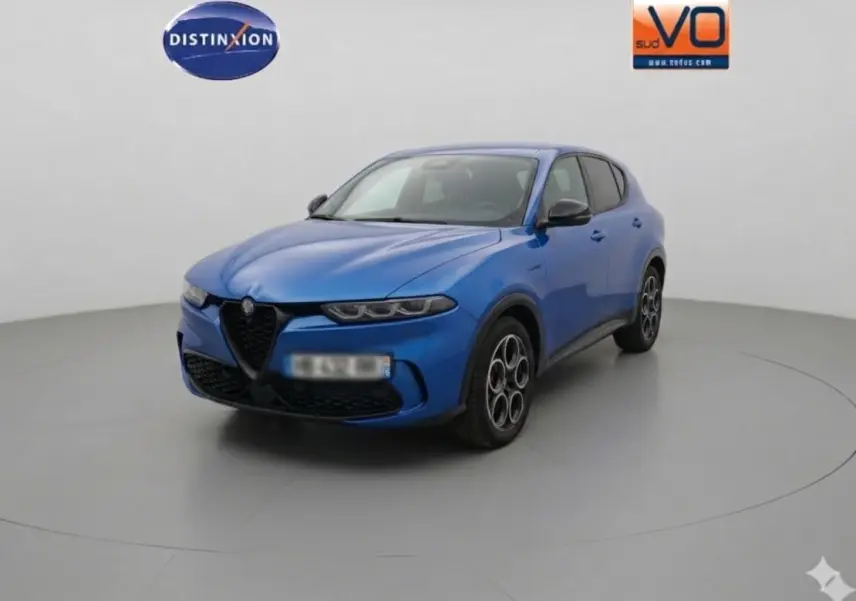 Alfa Romeo Tonale bleu foncé en 3/4 avant droit, avec calandre triangulaire et jantes distinctives à cercles.