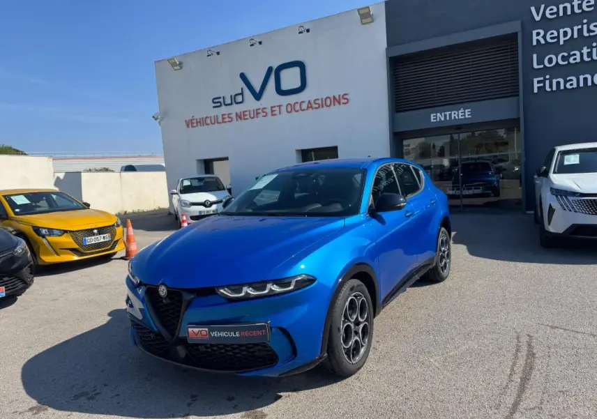 Alfa Romeo Tonale 2025 bleu foncé en 3/4 avant droit, avec calandre triangulaire et jantes distinctives Sprint.