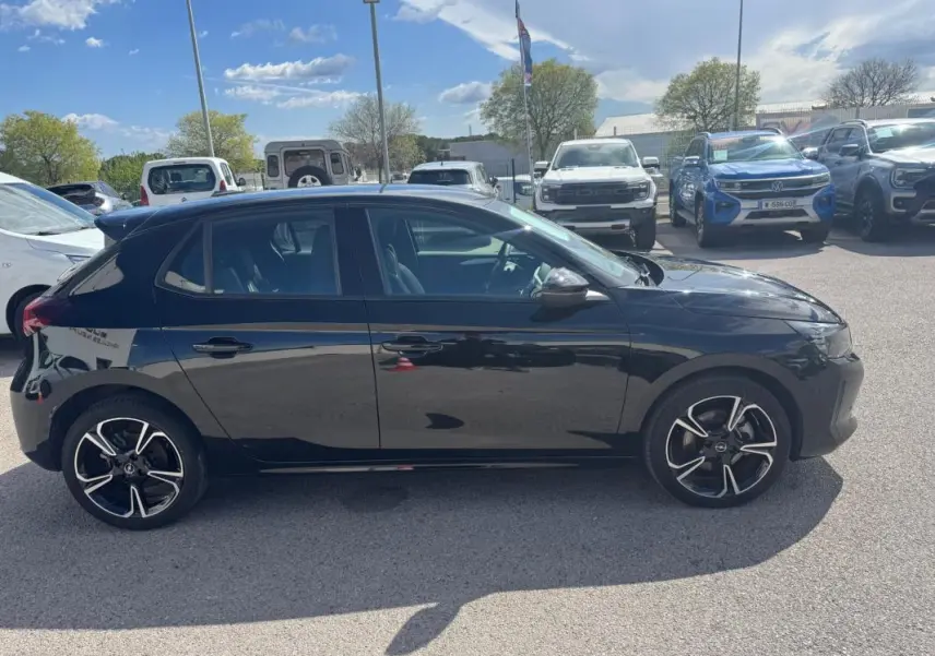 Opel Corsa noire vue de profil côté gauche, avec jantes alliage 16 pouces et lignes modernes visibles.