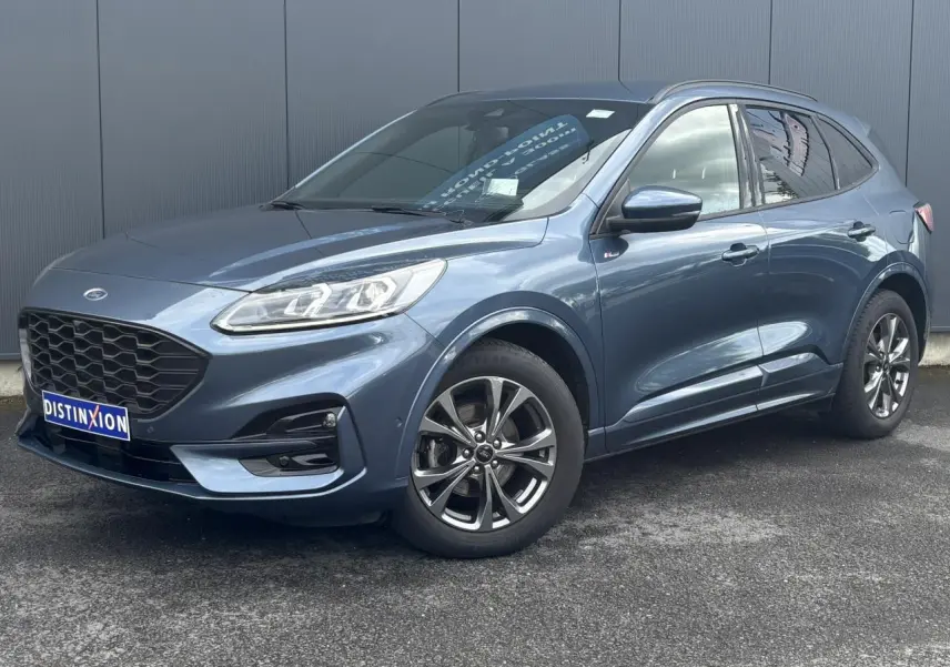 Ford Kuga 2023 bleu azur en vue 3/4 avant droit, avec jantes alliage et calandre noire distinctive ST-Line.