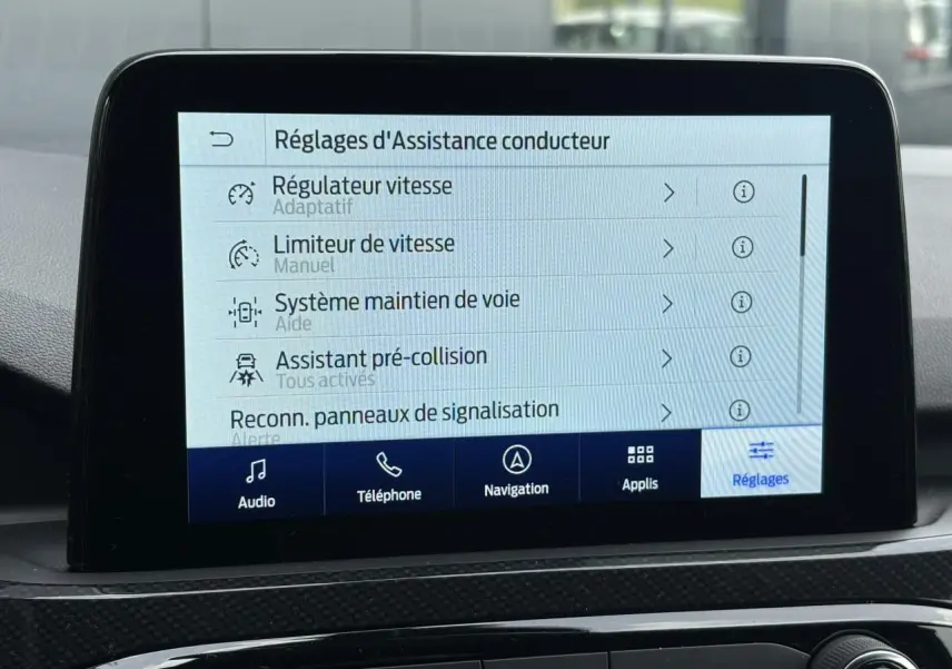 Écran tactile 8 pouces du Ford Kuga 2023 affichant les réglages d’assistance conducteur en intérieur noir.