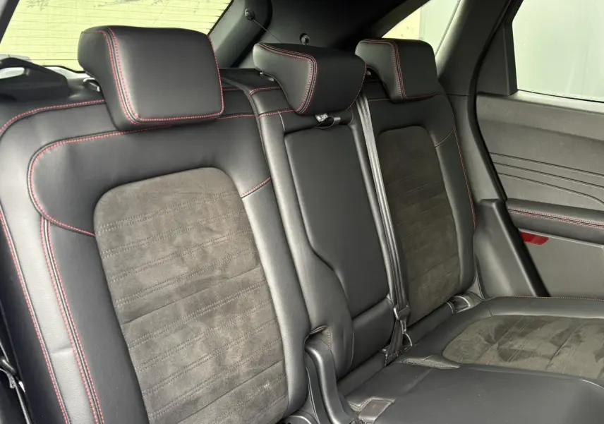 Vue intérieure de la banquette arrière en cuir noir avec surpiqûres rouges du Ford Kuga ST-Line X 2023.