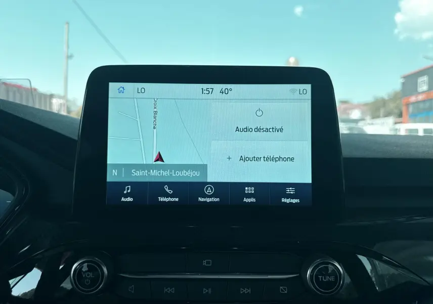Vue intérieure centrée sur l'écran tactile 8 pouces du système SYNC3 du Ford Kuga bleu azur 2023.