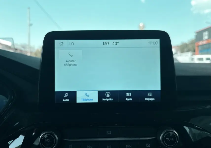 Écran tactile central du système SYNC3 du Ford Kuga bleu azur, vue intérieure frontale du tableau de bord.