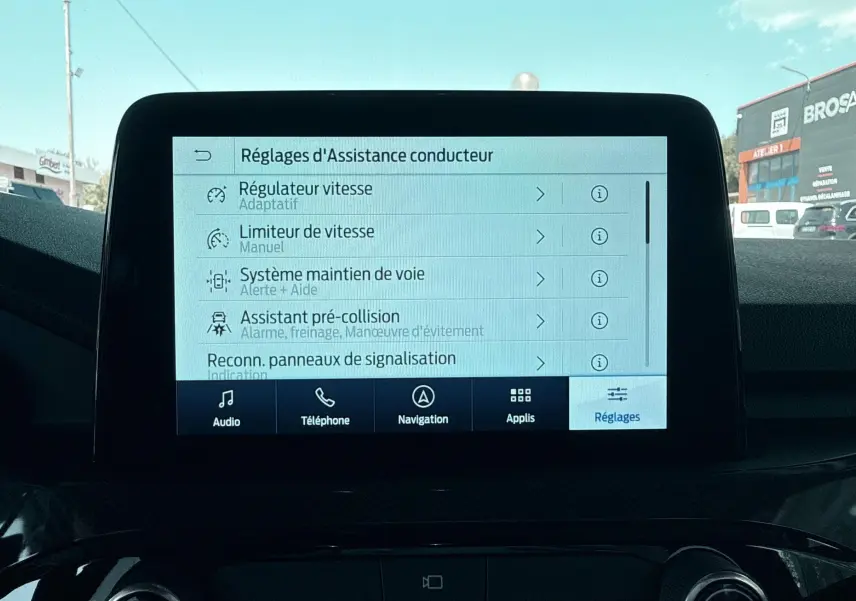 Écran tactile 8 pouces du système SYNC3 du Ford Kuga bleu azur, vue intérieure frontale centrée.
