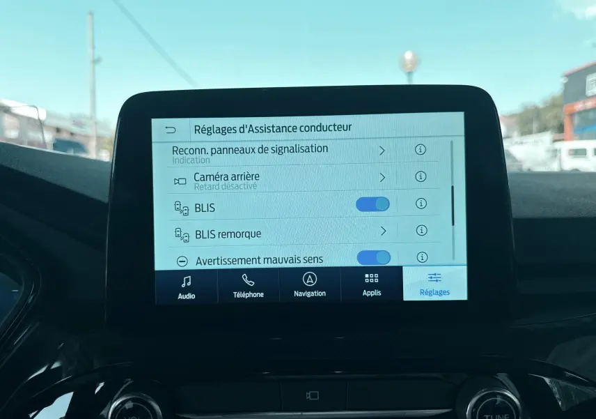 Écran tactile 8 pouces du Ford Kuga bleu azur 2023 affichant les réglages d’assistance conducteur.