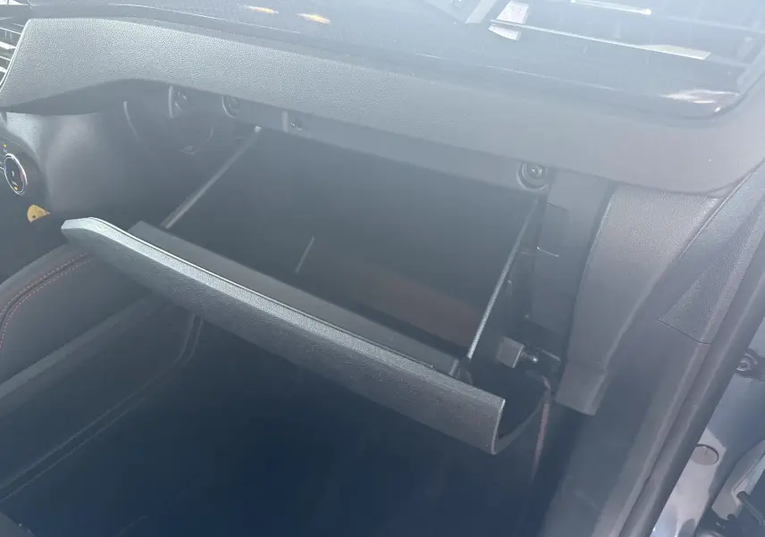 Gant de rangement ouvert côté passager dans l'habitacle du Ford Kuga Bleu Azur 2023, finition ST-Line X.