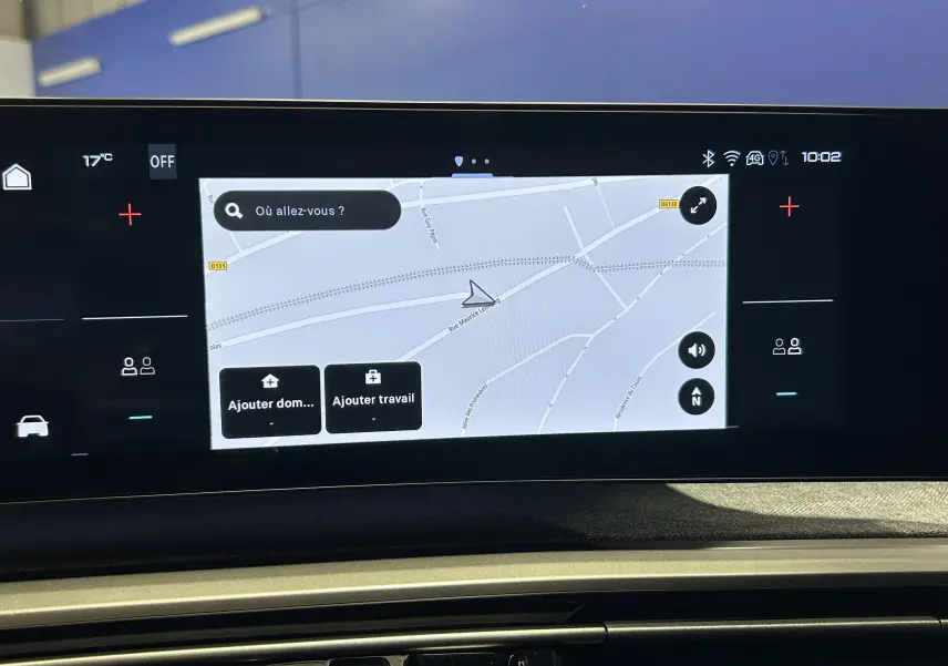 Écran tactile central du tableau de bord du Peugeot 5008 Hybrid 2025 affichant le GPS en mode carte.