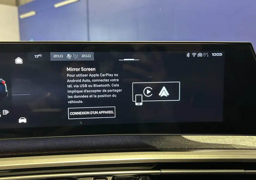 Écran tactile central du tableau de bord du Peugeot 5008 Hybrid blanc, affichant la fonction Mirror Screen.