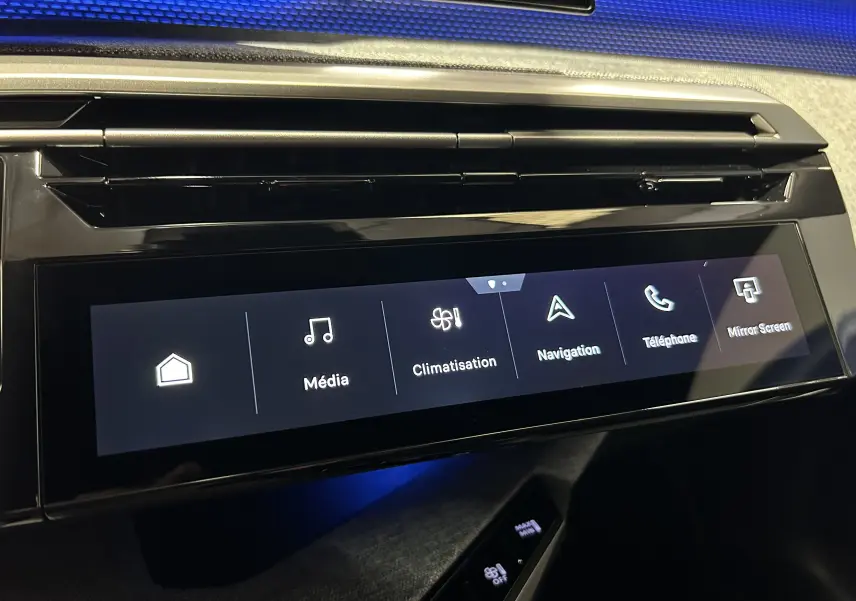 Écran tactile central du tableau de bord du Peugeot 5008 Hybrid blanc, affichant les menus Média, Climatisation et Navigation.