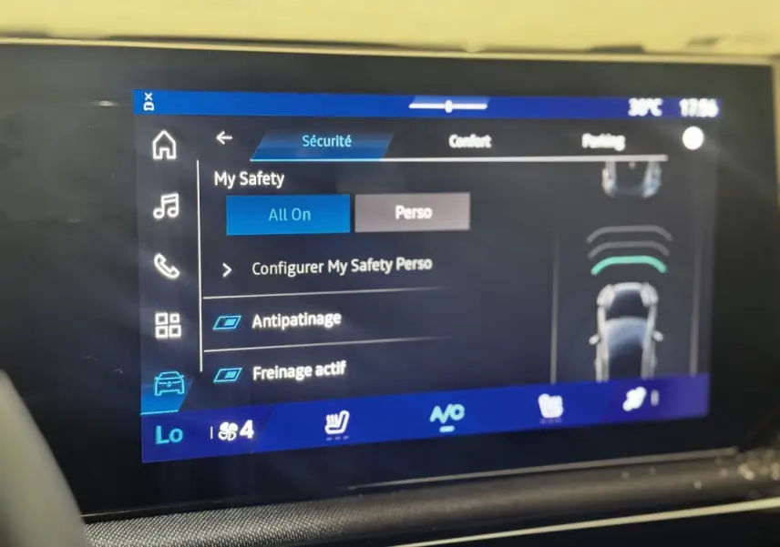 Écran tactile intérieur de la Renault Clio gris clair affichant les options de sécurité My Safety en mode actif.