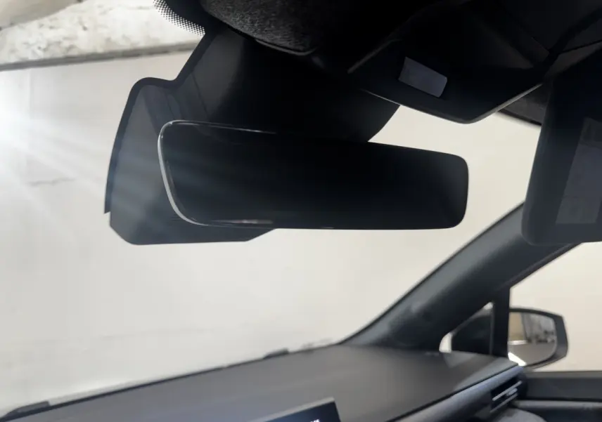 Vue intérieure du rétroviseur central et tableau de bord noir d'une Renault Clio Techno gris clair 2026.