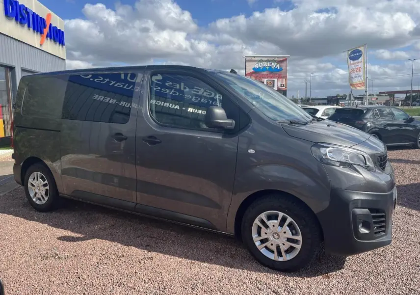 Vue de profil côté gauche du Peugeot Expert Fourgon gris platinium métal avec porte latérale coulissante et jantes tôles 16 pouces.