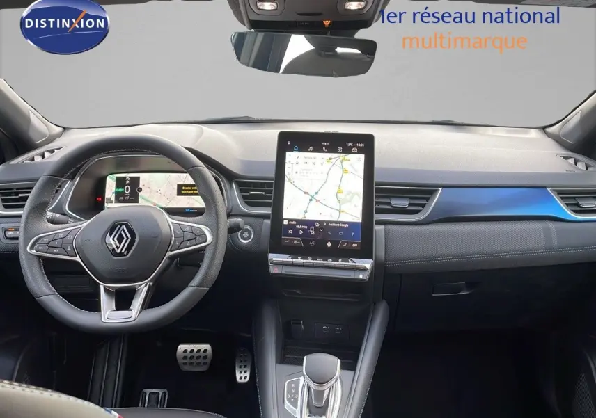Intérieur du Renault Captur E-Tech 2025, vue frontale du tableau de bord avec écran tactile vertical et volant multifonction noir.